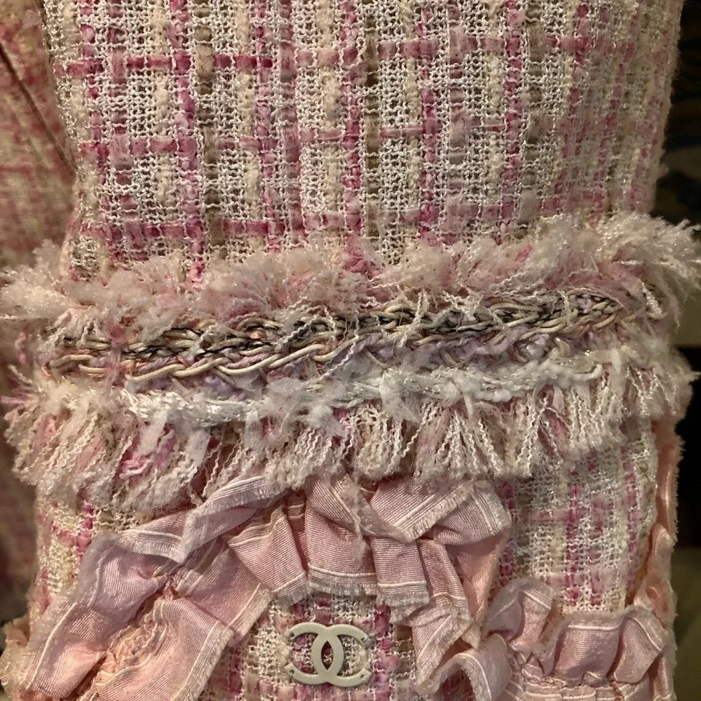 Chanel Runway Pink Jacket w/Embellishments, Pink & Gold Custom Buttons Size 40 - Picture 4 of 13